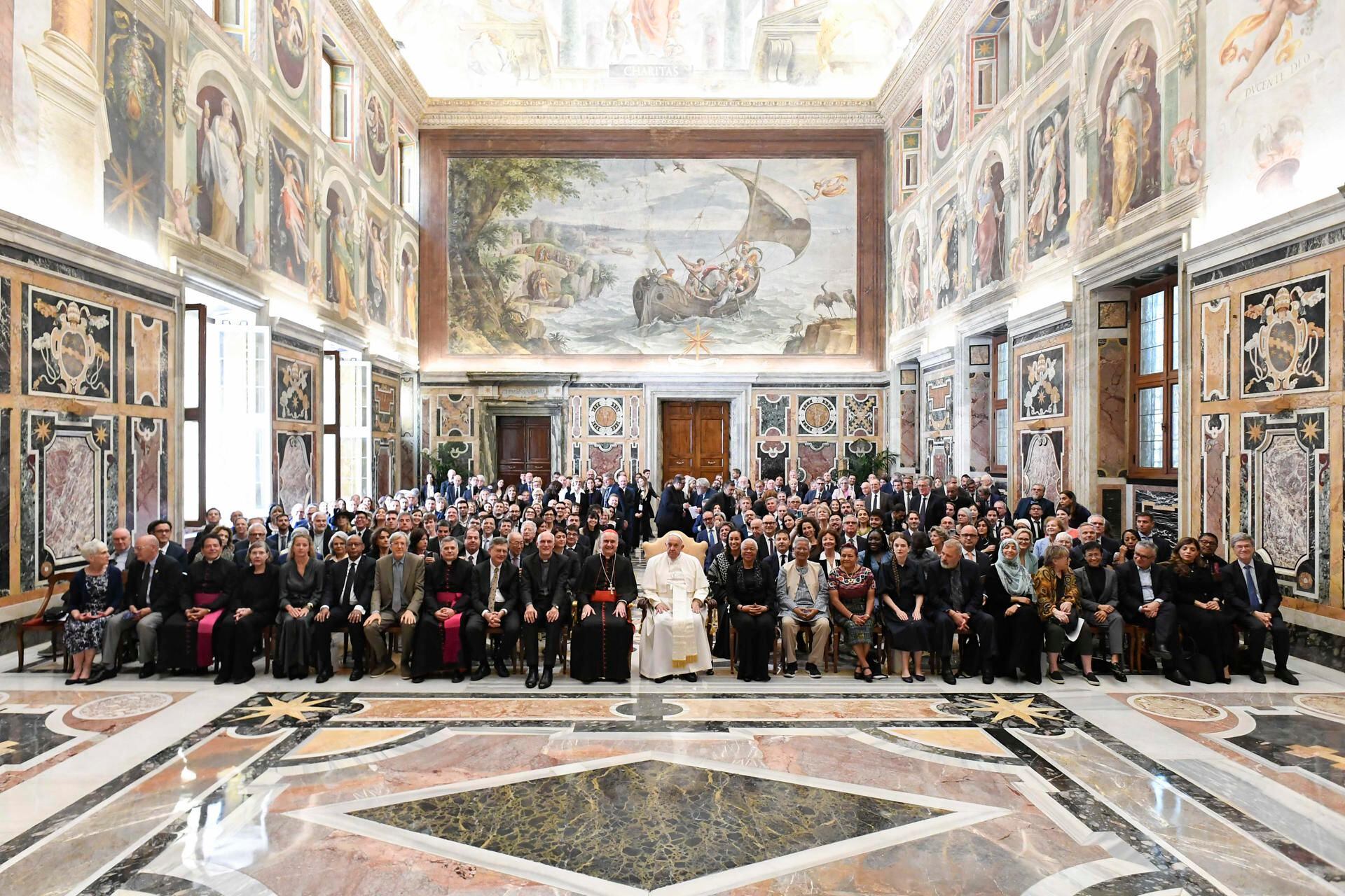 El papa (c) agradeció este sábado a la treintena de premios Nobel de la paz que ha convocado estos días en el Vaticano su trabajo "de siembra silenciosa" contra la guerra. EFE/Vatican Media
