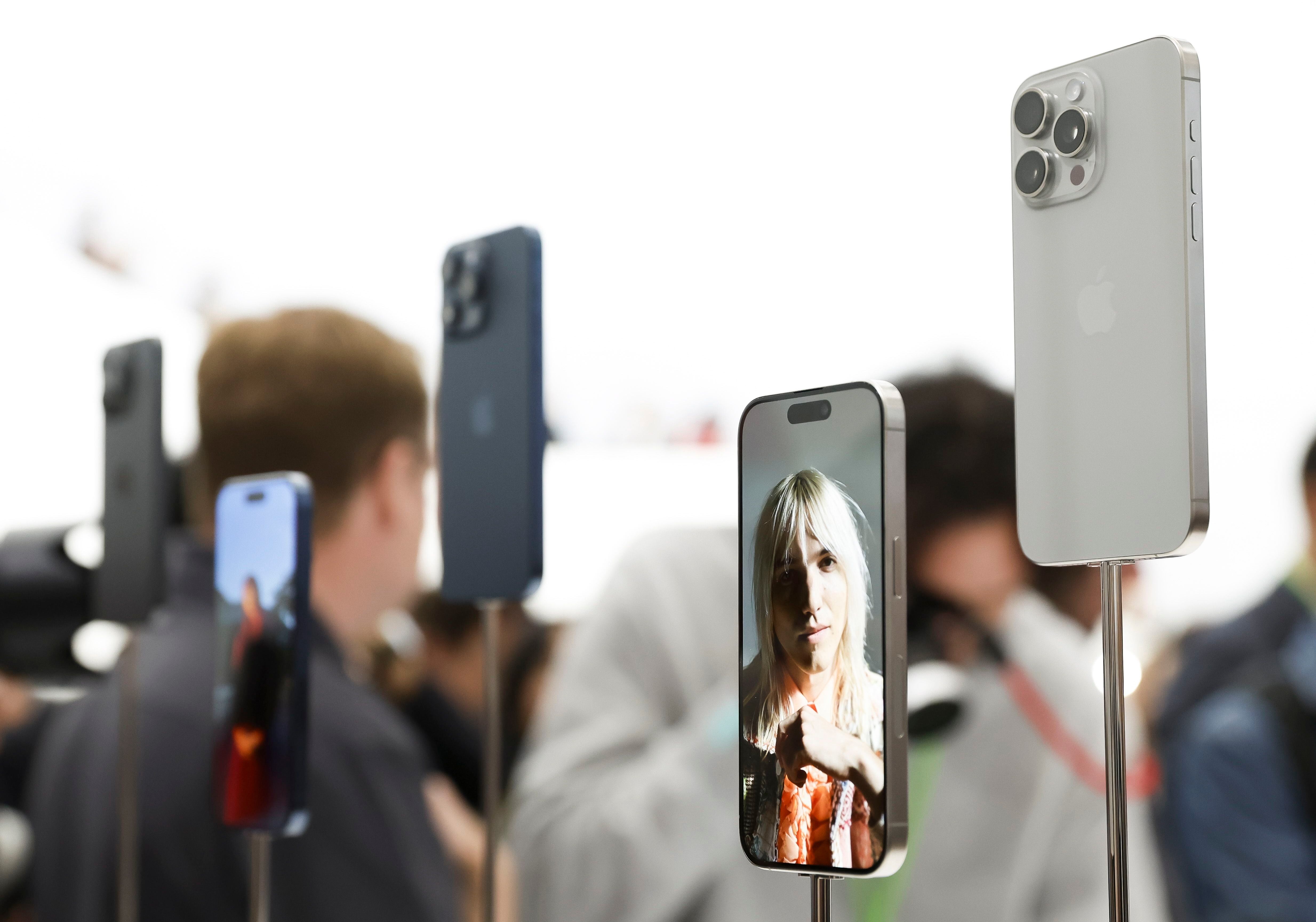 Exhibición del iPhone 15 en un evento de lanzamiento de productos Apple. EFE