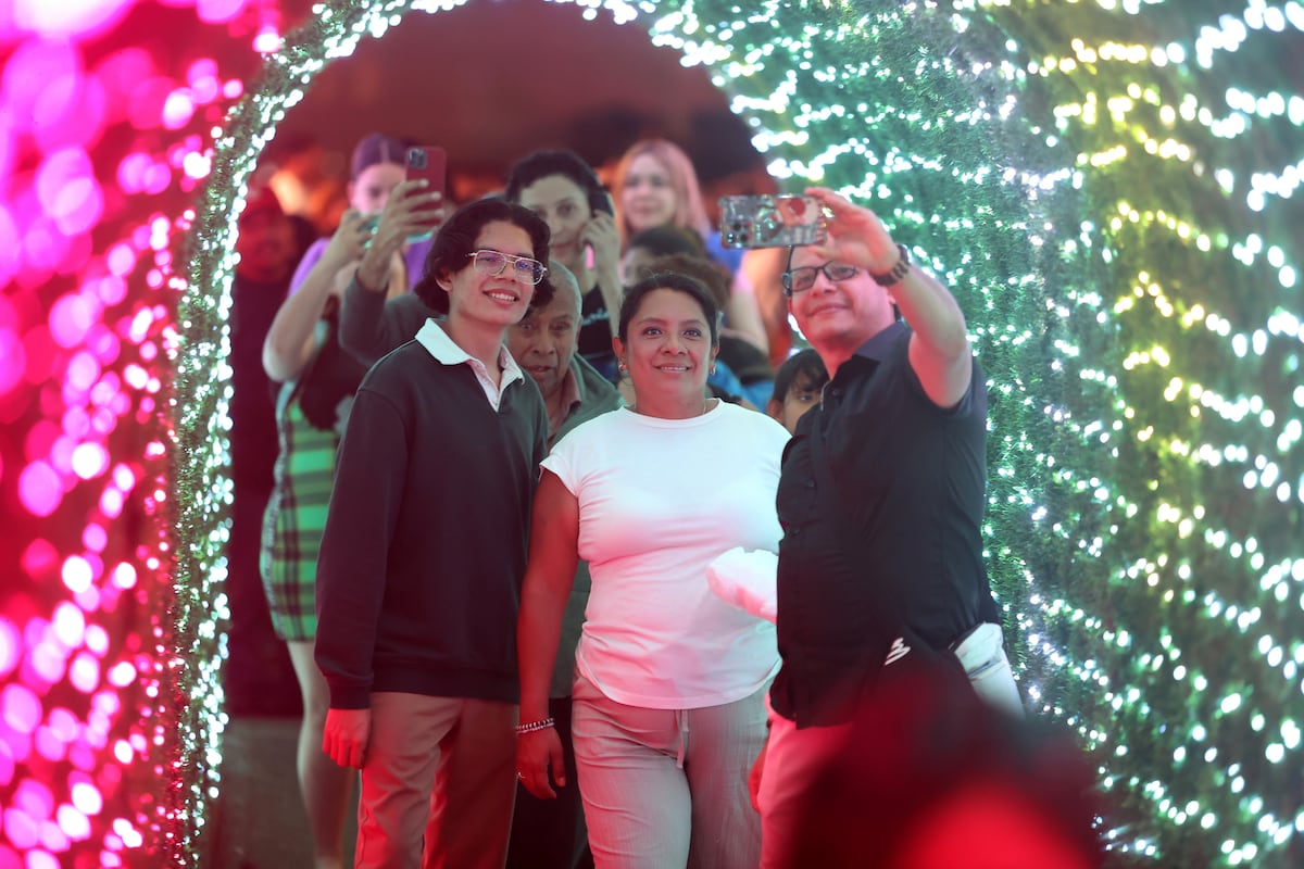 Salvadoreños se preparan para celebrar la navidad