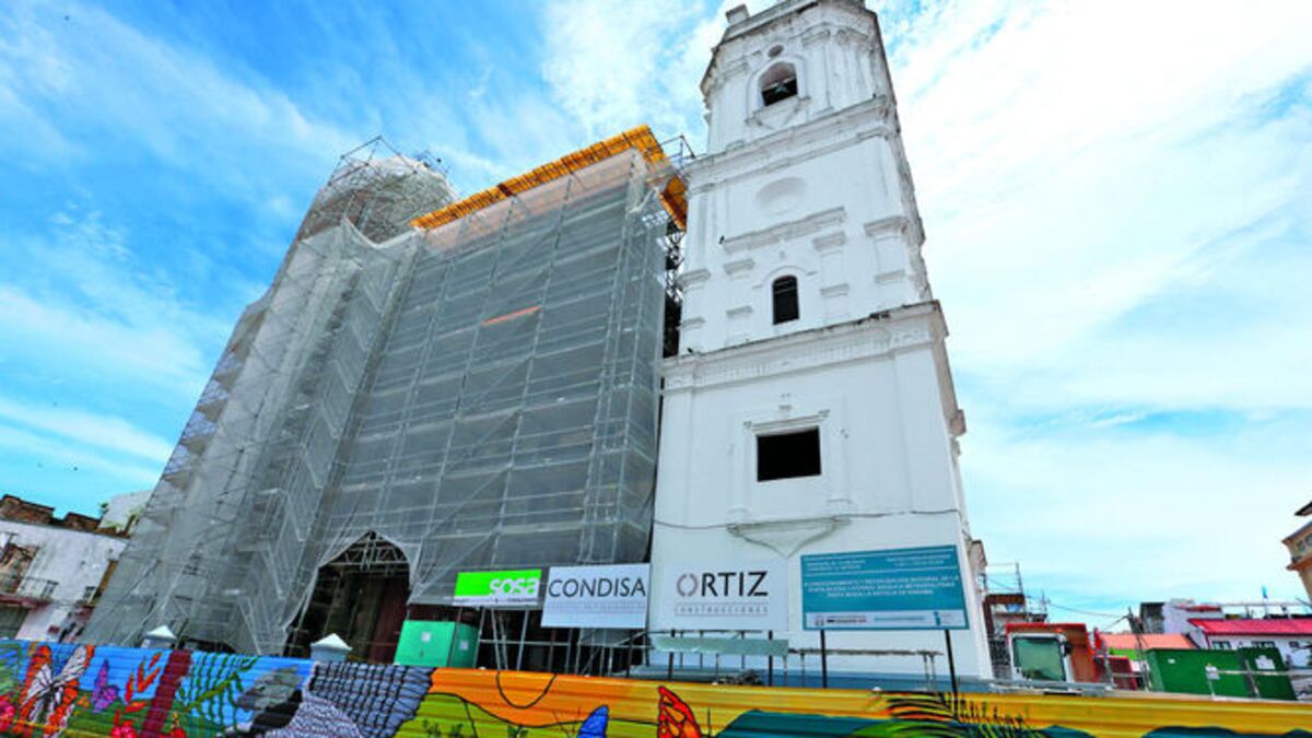 Un muro levantado con zinc y una gran malla protegen la parte frontal de la Catedral. La obra tiene 20% de avance y su estructura interna ha sido removida por completo.