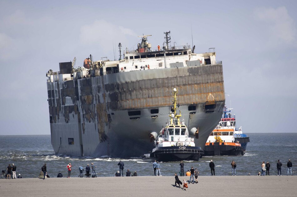 Remolcan el carguero de bandera panameña incendiado en el Mar del Norte hace una semana