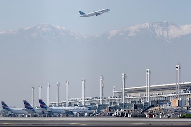 Controladores aéreos de Chile anuncian paralización desde este viernes en todo el país