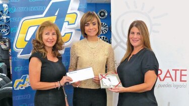 Auto Centro entrega donación a la Fundación Valórate