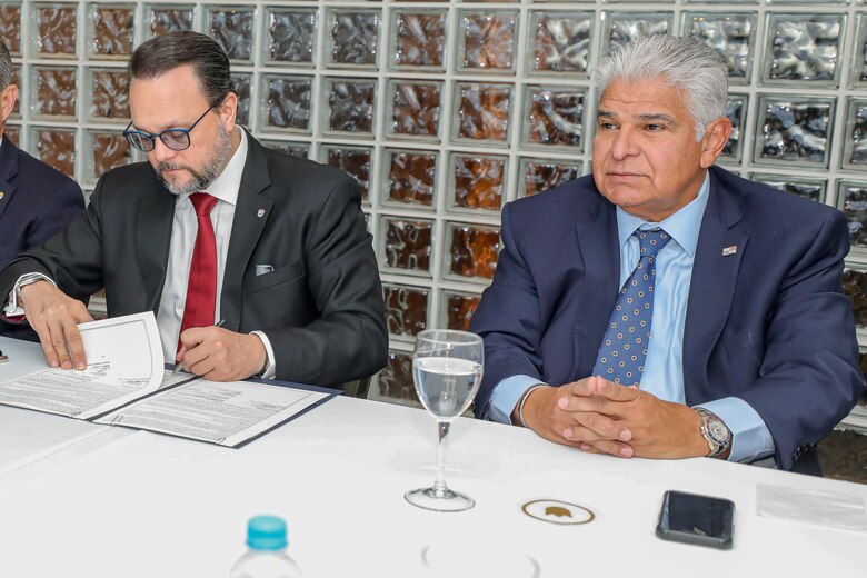 Anuncian el retorno de Chiquita a Panamá; Gobierno firmó memorando de entendimiento con la bananera