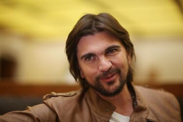 Juanes departe con seguidores antes de presentar su nuevo disco en Colombia