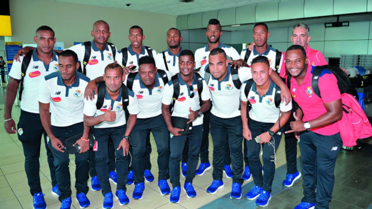 Los 12 jugadores juntoa sus 2 entrenadores cuando partieron para Bahamas.