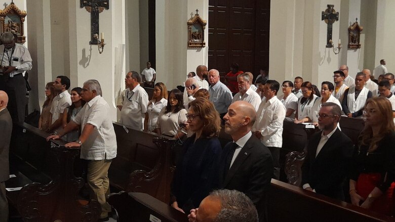 Los candidatos cantaron el himno y se dieron la paz en una misa; al salir, volvieron los dardos