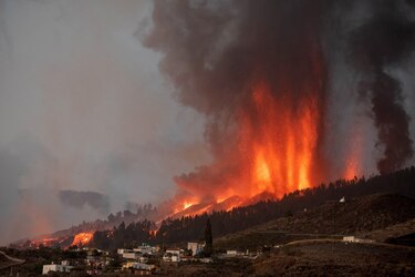 Erupción de volcán en Canarias deja ‘unas 100 casas destruidas’