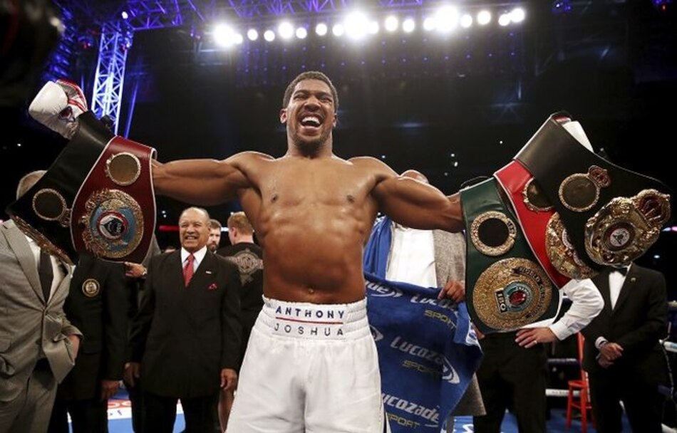 Anthony Joshua vence a Alexander Povetkin y conserva sus títulos pesados