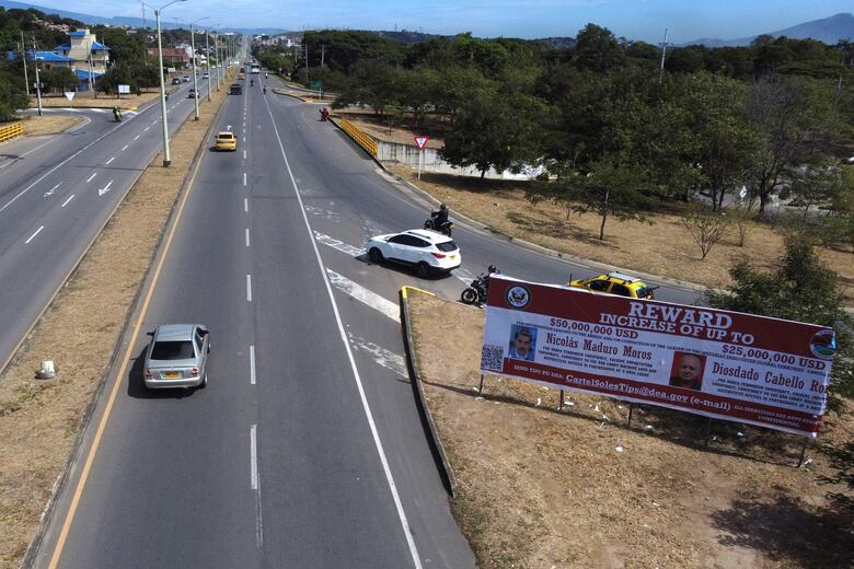 Valla con recompensa por Maduro y Cabello aparece en la frontera de Colombia con Venezuela