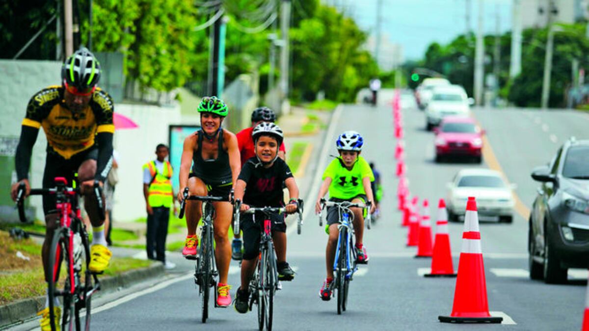 La ciclovía atrae a muchos ciclistas recreativos y de competencias los domingos a lo largo de su recorrido, que está dividido del resto de los carriles con conos anaran