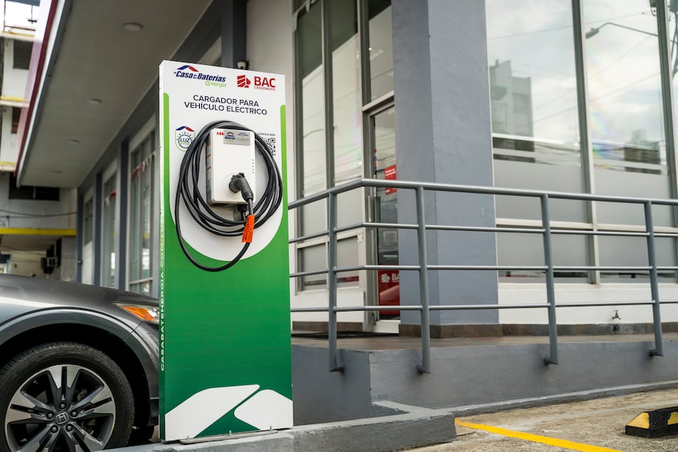 BAC Credomatic y La Casa de las Baterías se unen en beneficio de la movilidad eléctrica sostenible