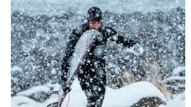 Surfear en el frío de Lofoten, más allá del ártico