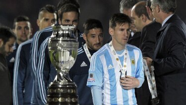 Argentino Tévez defiende a Messi por críticas