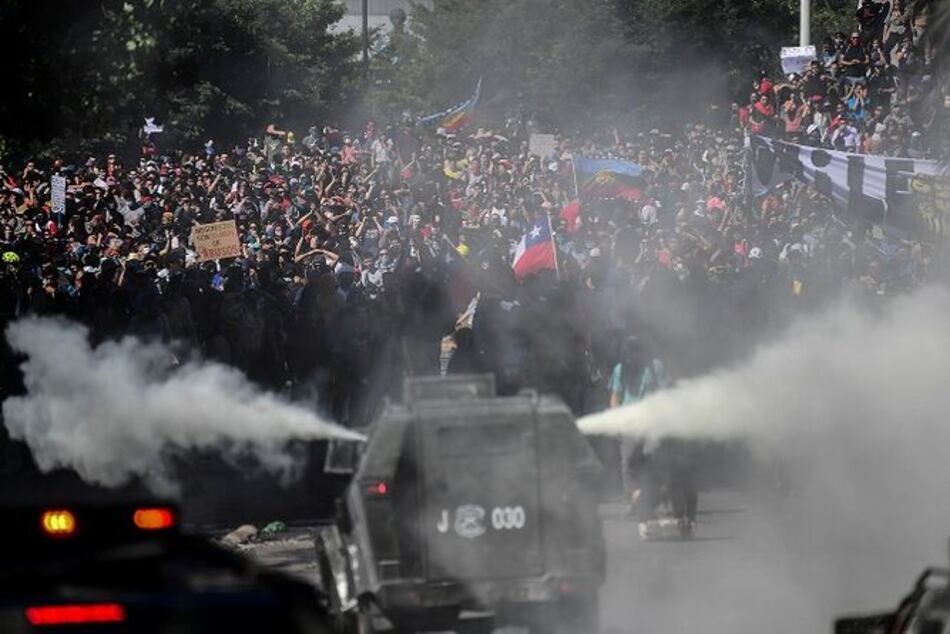 Otro día más de intensas protestas en Chile mientras presidente Piñera se juega carta política