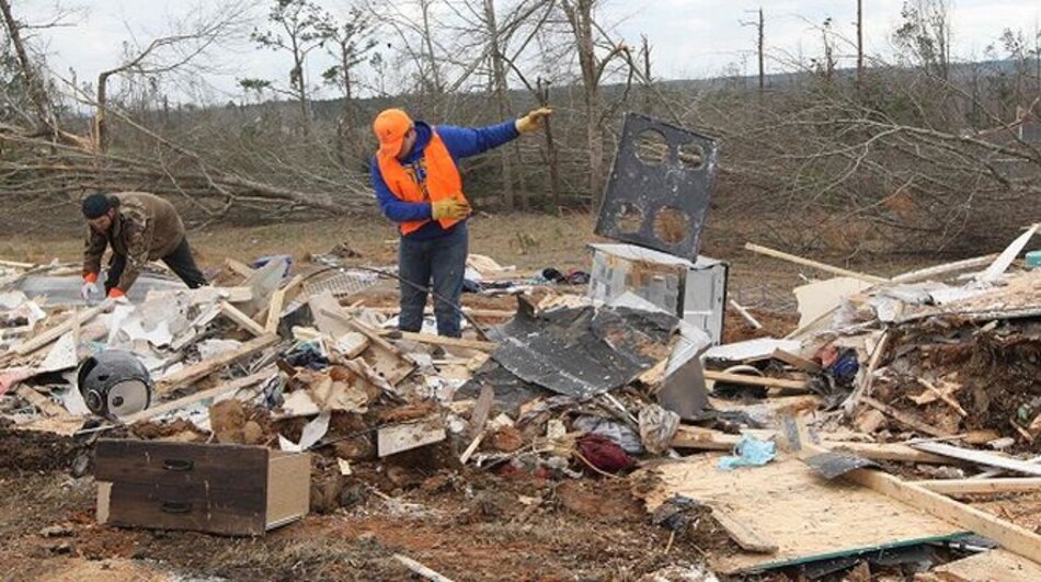 Sigue búsqueda de sobrevivientes tras mortíferos tornados en Alabama