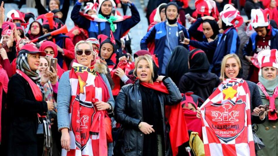 Miles de mujeres de Irán acuden a presenciar un partido de fútbol