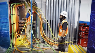 Qué es la fotónica y cómo puede lograr que los centros de datos de la IA consuman menos agua y energía