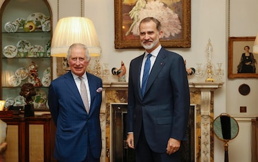 Felipe VI y Carlos III se reúnen en privado en Londres
