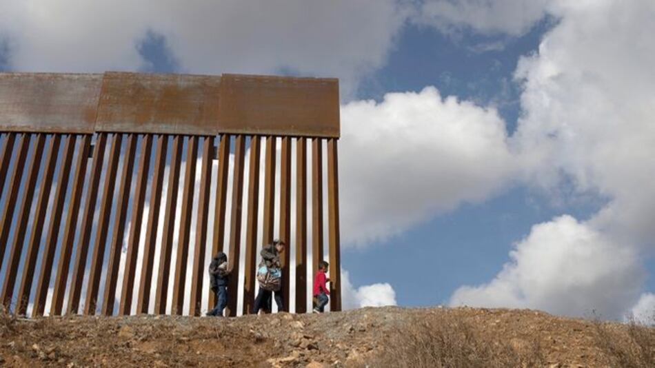Donald Trump insiste en que habrá muro de concreto en la frontera