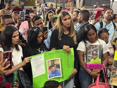 Familias inician vigilia para pedir la libertad de los venezolanos presos en El Salvador