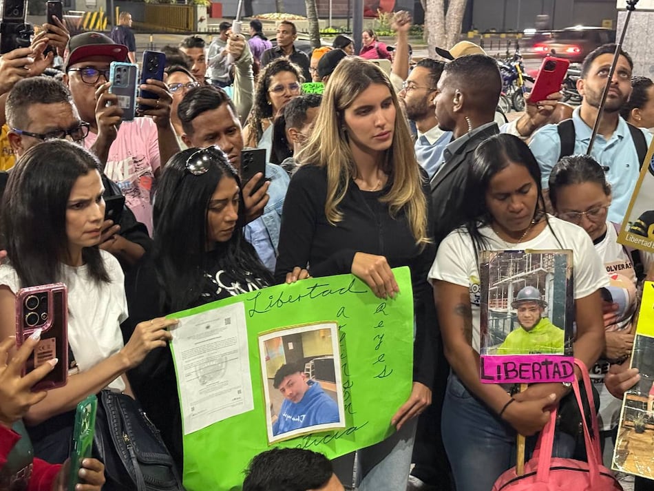 Familias inician vigilia para pedir la libertad de los venezolanos presos en El Salvador