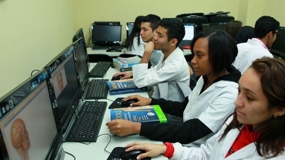 Extienden convocatoria de becas para estudiar medicina