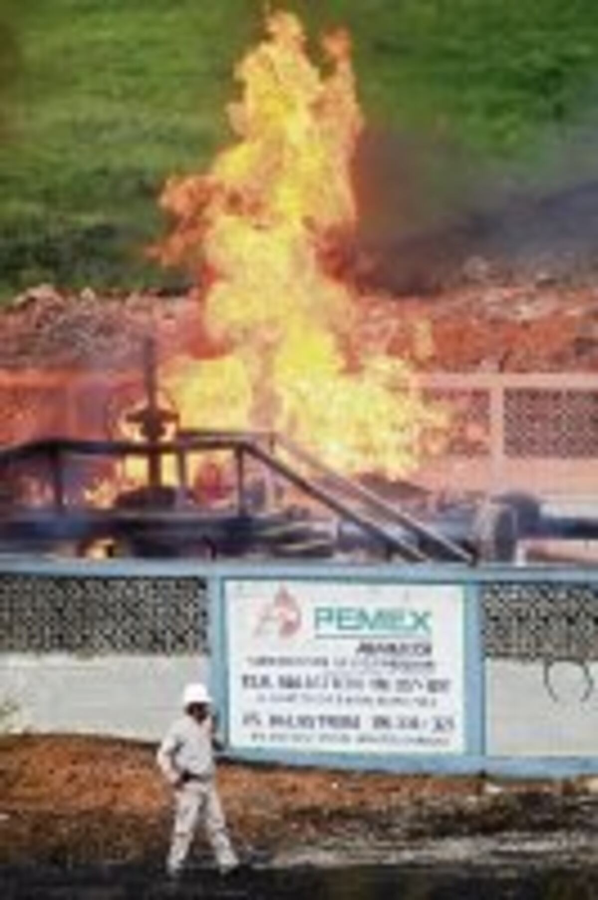 DAÑOS. Grandes llamaradas se observaron después de las explosiones y más de 20 mil personas fueron llevadas a refugios mientras el gas y el crudo escapaban por los ductos rotos.