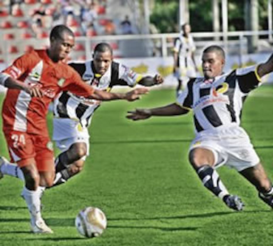 Escobar y Blackburn cornean al Alianza FC