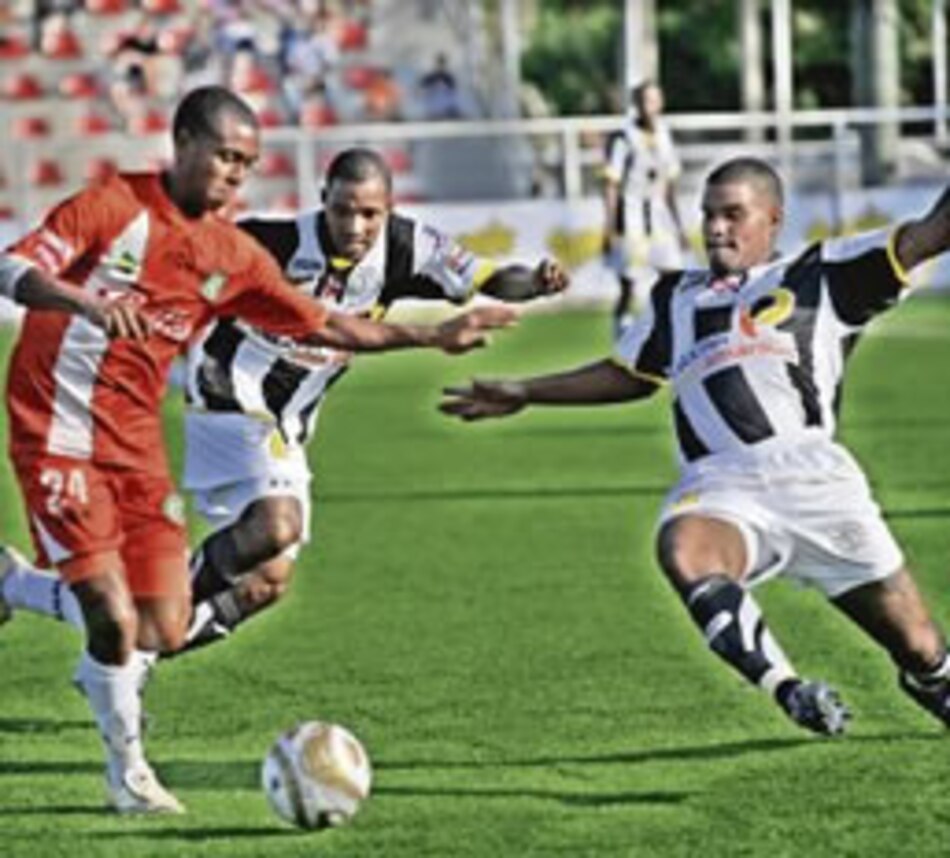 Escobar y Blackburn cornean al Alianza FC