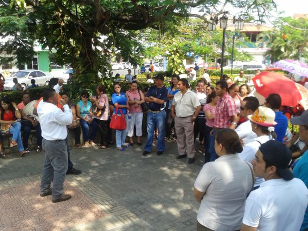 Maestros herreranos paralizan centros educativos