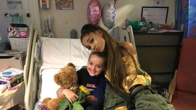 Ariana Grande visita a sus fanáticos hospitalizados en Mánchester