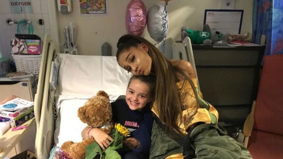 Ariana Grande visita a sus fanáticos hospitalizados en Mánchester