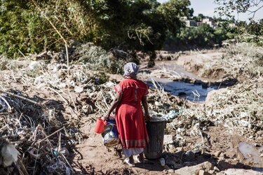 Por lo menos 400 muertos por las inundaciones en Sudáfrica, prosigue la búsqueda de desaparecidos