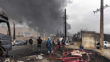 Qué es la ‘lluvia negra’, la otra amenaza que sufre Teherán por los ataques de Estados Unidos e Israel