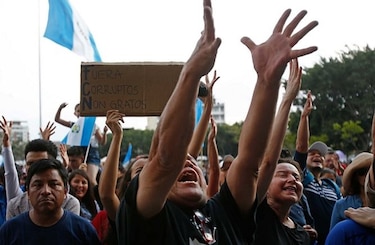 Guatemaltecos piden renuncia de presidente vinculado a nuevo caso de corrupción