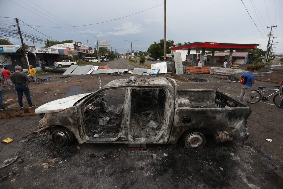 Caos, heridos y 20 detenidos durante enfrentamientos entre manifestantes y policías en Santiago