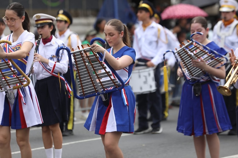 Delegaciones estudiantiles llenan de color la vía España; después de 14 años, regresaron los desfiles