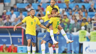 Coutinho se roba los aplausos con Brasil