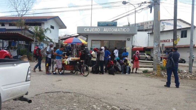 Migrantes africanos siguen a la intemperie en frontera tico-panameña