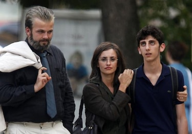 Penélope Cruz regaña a un fotógrafo por hacerle una foto con su hijo Leo