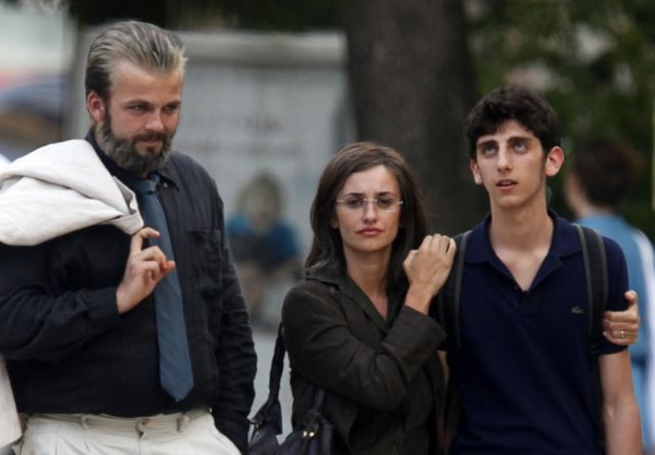 Penélope Cruz regaña a un fotógrafo por hacerle una foto con su hijo Leo