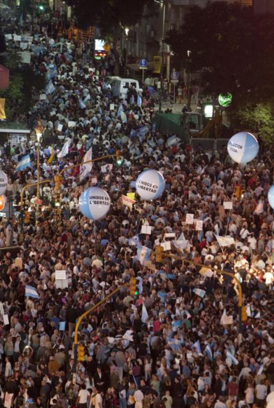 Manifestantes realizan masivo cacerolazo contra gobierno argentino