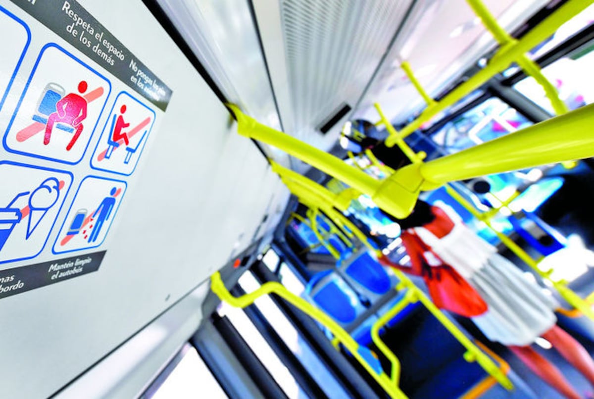 Las calcomanías que prohíben despatarrarse fueron colocadas en los transportes.