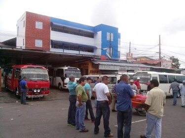 Transportistas cierran frontera en Paso Canoa