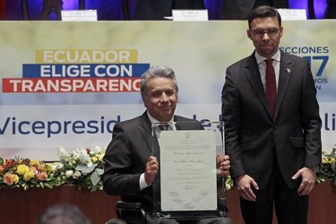 Autoridad electoral de Ecuador entregó credencial de presidente electo a Lenín Moreno