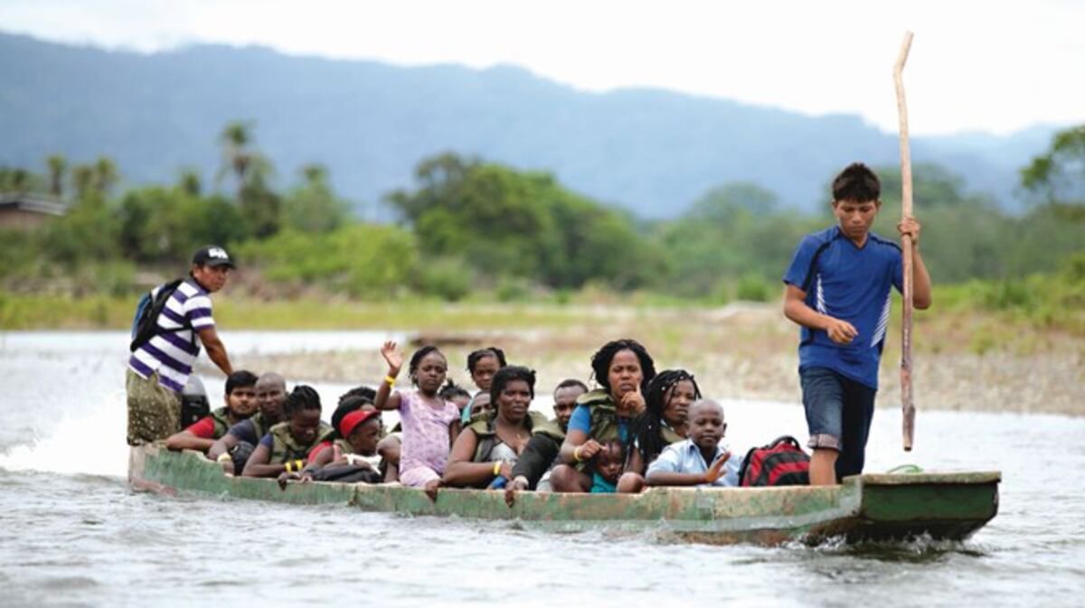 Un grupo de, al menos, 14 migrantes, entre niños y adultos, pone en riesgo su vida en una pequeña piragua por el río Turquesa, para llegar a suelo panameño.