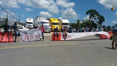 Cubanos protestan en Paso Canoas; atropellan a tres durante la marcha