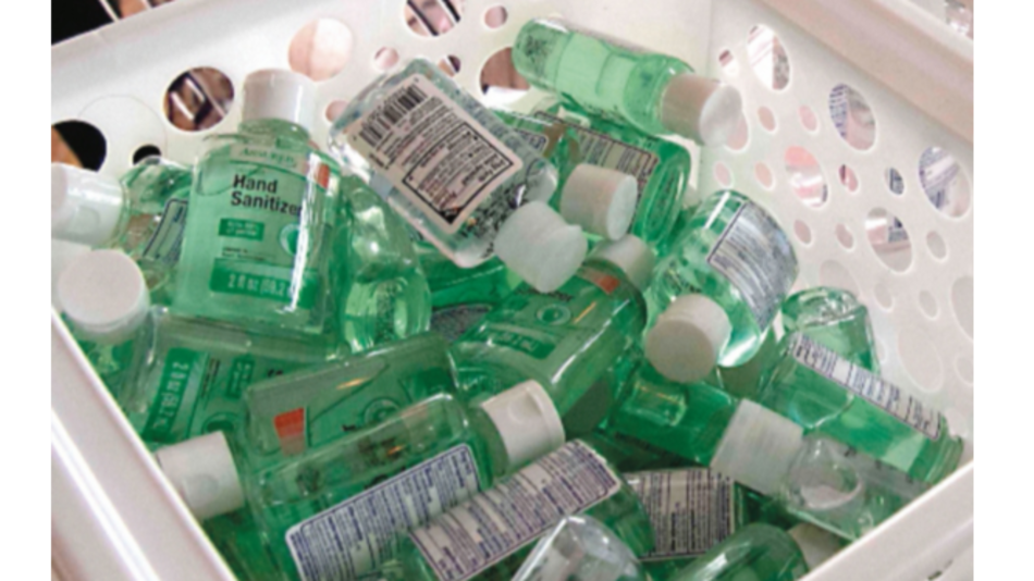 Hombre dona miles de botellas de gel que iba a revender