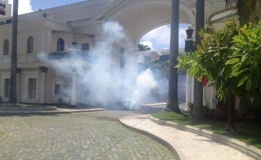 Seguidores del gobierno irrumpen con violencia en la Asamblea de Venezuela